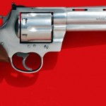 サイコガン、そしてパイソン77マグナム – 左腕に銃を持つ男、コブラ